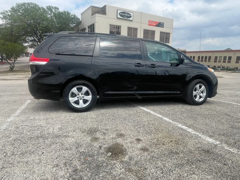 2012 Toyota Sienna LE Minivan 4D, photo 1 of 24